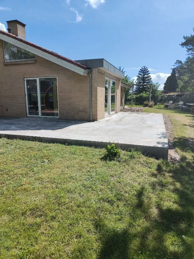 Betonterrasse langs murstenshus i Egå efter støbning