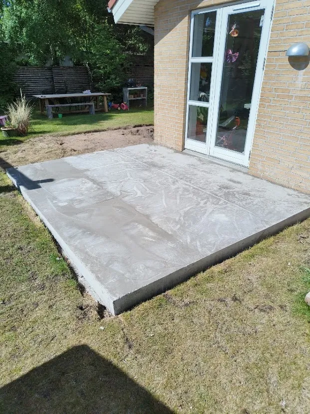 Støbt betonterrasse ved havedør i Egå